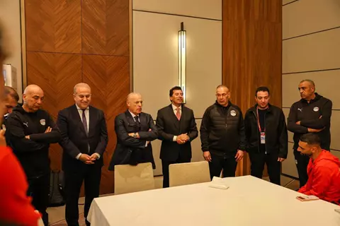 نقل رسالة الرئيس السيسي وتهنئة على التأهل.. كواليس اجتماع وزير الرياضة وأبو ريدة بمنتخب مصر